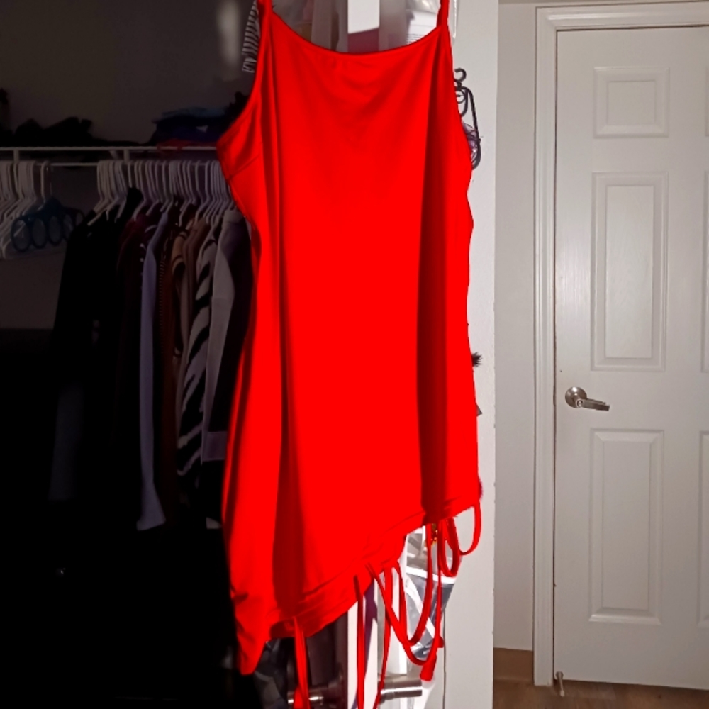 RED DRESS WITH OPENING ON THE LEG